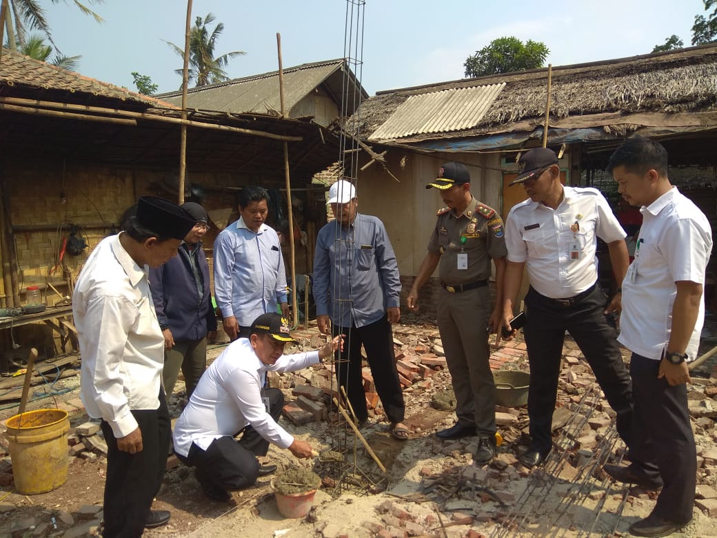 Camat Kresek Tangerang Lakukan Peletakan Batu Pertama Bedah Rumah di Desa Kemuning