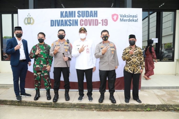 Kapolresta Tangerang Dampingi Wakapolda Tinjau Pelaksanaan Vaksinasi Merdeka di Ponpes Riyadhul Jana